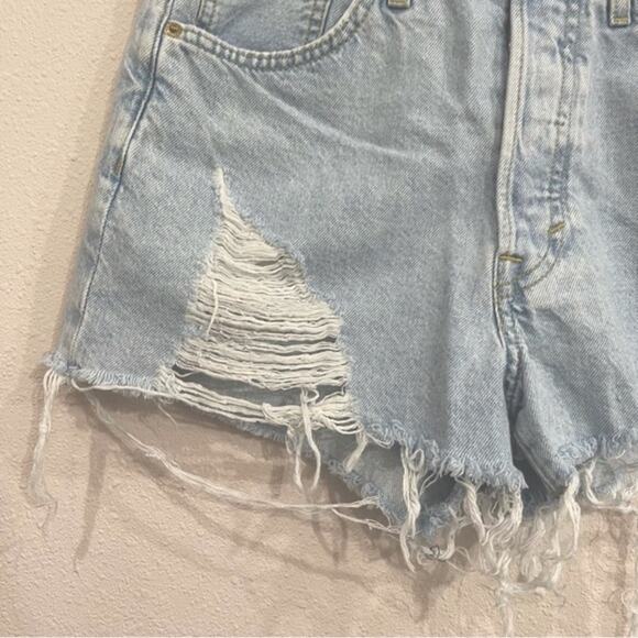 H&M &Denim Light Wash High Waist Button Front Distressed Vintage Shorts  Size 6 - Picture 4 of 13